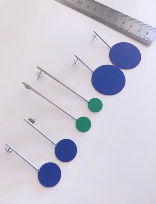 Image of Arracades Yayoi Kusama Negre+Or. Pendientes Yayoi Kusama Negro+Oro