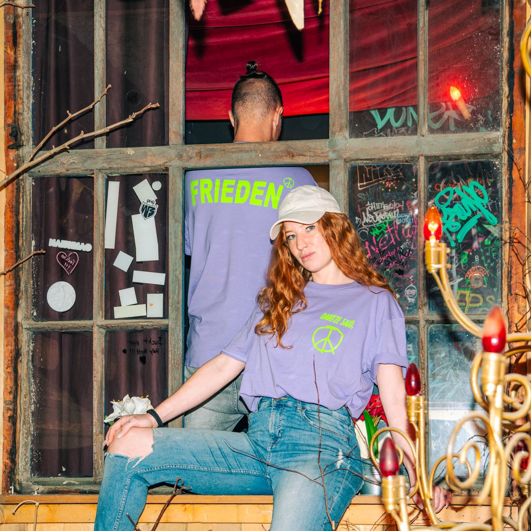 Niconé x Dantze: "Frieden" Oversized-T-Shirt in Lavendel