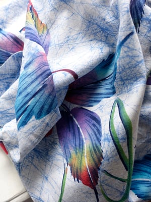 Image of Kort bomuldskimono i hvide/blå nuancer med kulørte blade