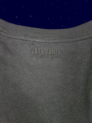 AUTHENTIC! VETEMENTS  Paris Hilton Tee