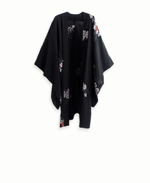 Image of Sort kimono af silke med sølvblomster og urushi