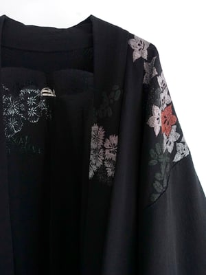 Image of Sort kimono af silke med sølvblomster og urushi