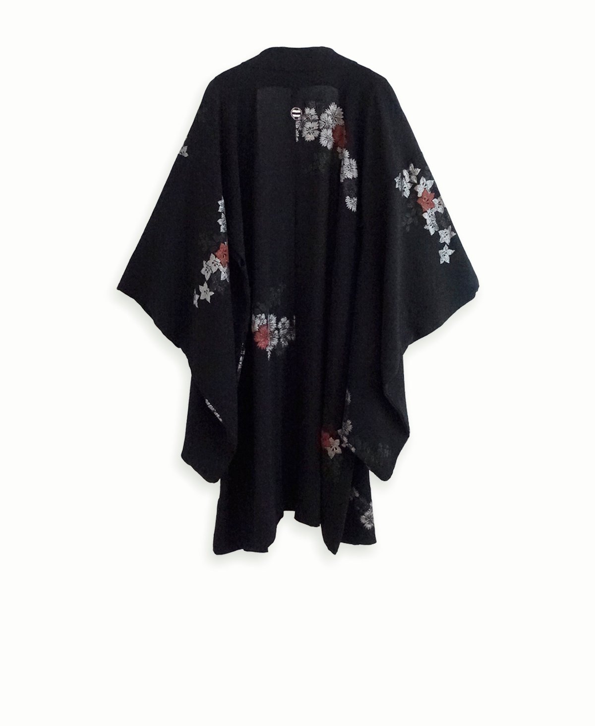 Image of Sort kimono af silke med sølvblomster og urushi