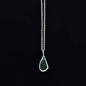 Image of Colombia Emerald mixed shape faceted cut silver neckace no.3