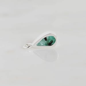 Image of Colombia Emerald mixed shape faceted cut silver neckace no.3