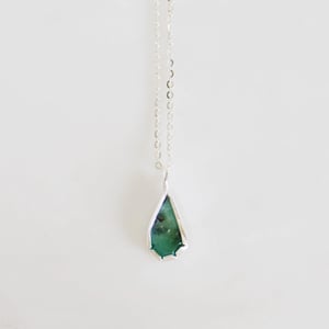 Image of Colombia Emerald mixed shape faceted cut silver neckace no.3
