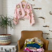 Image 1 of Chaqueta Crochet Granny Square Rosa con Margaritas 