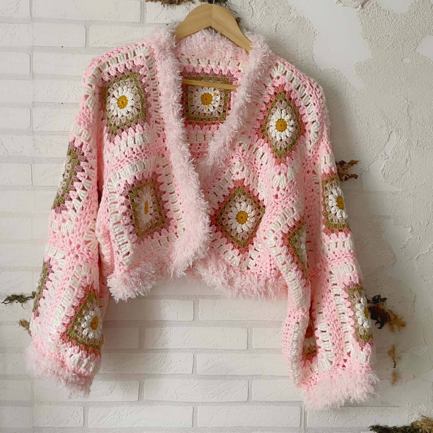 Image of Chaqueta Crochet Granny Square Rosa con Margaritas 