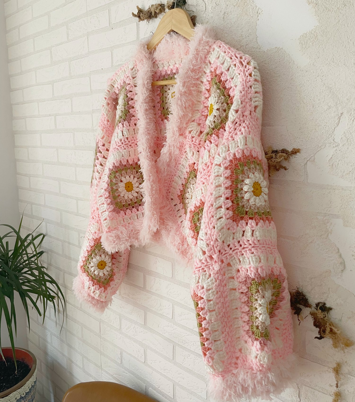 Image of Chaqueta Crochet Granny Square Rosa con Margaritas 