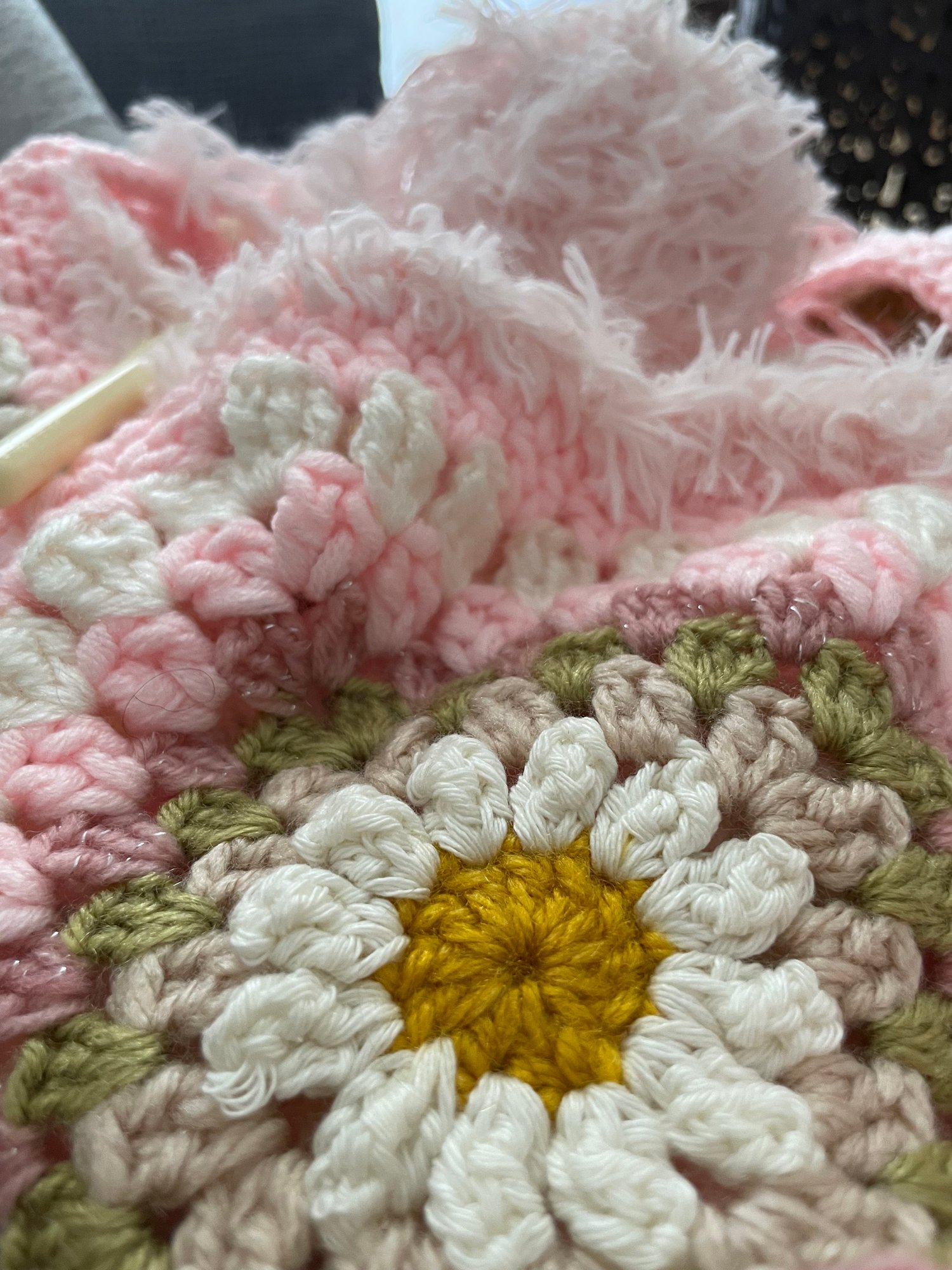 Image of Chaqueta Crochet Granny Square Rosa con Margaritas 