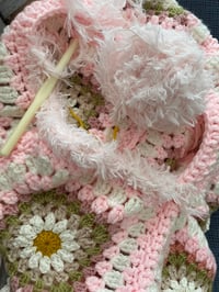Image 5 of Chaqueta Crochet Granny Square Rosa con Margaritas 
