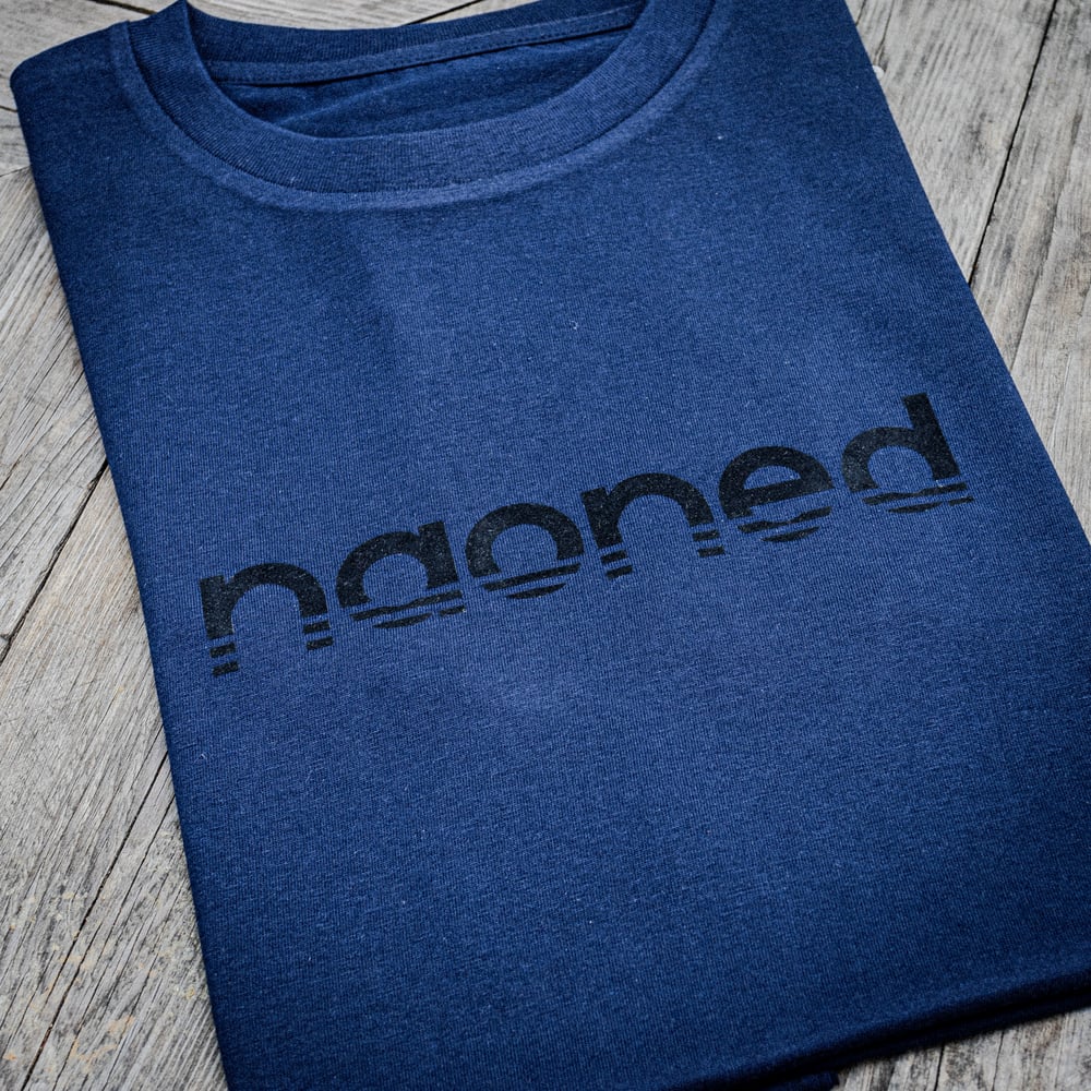 Image of T-shirt "NAONED DIOUZH NOZ" — Noir sur Bleu marine foncé