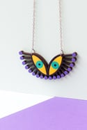 Colgante de madera ojos morado y amarillo, inspirado en Yayoi Kusama