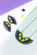 Colgante de madera ojos morado y amarillo, inspirado en Yayoi Kusama