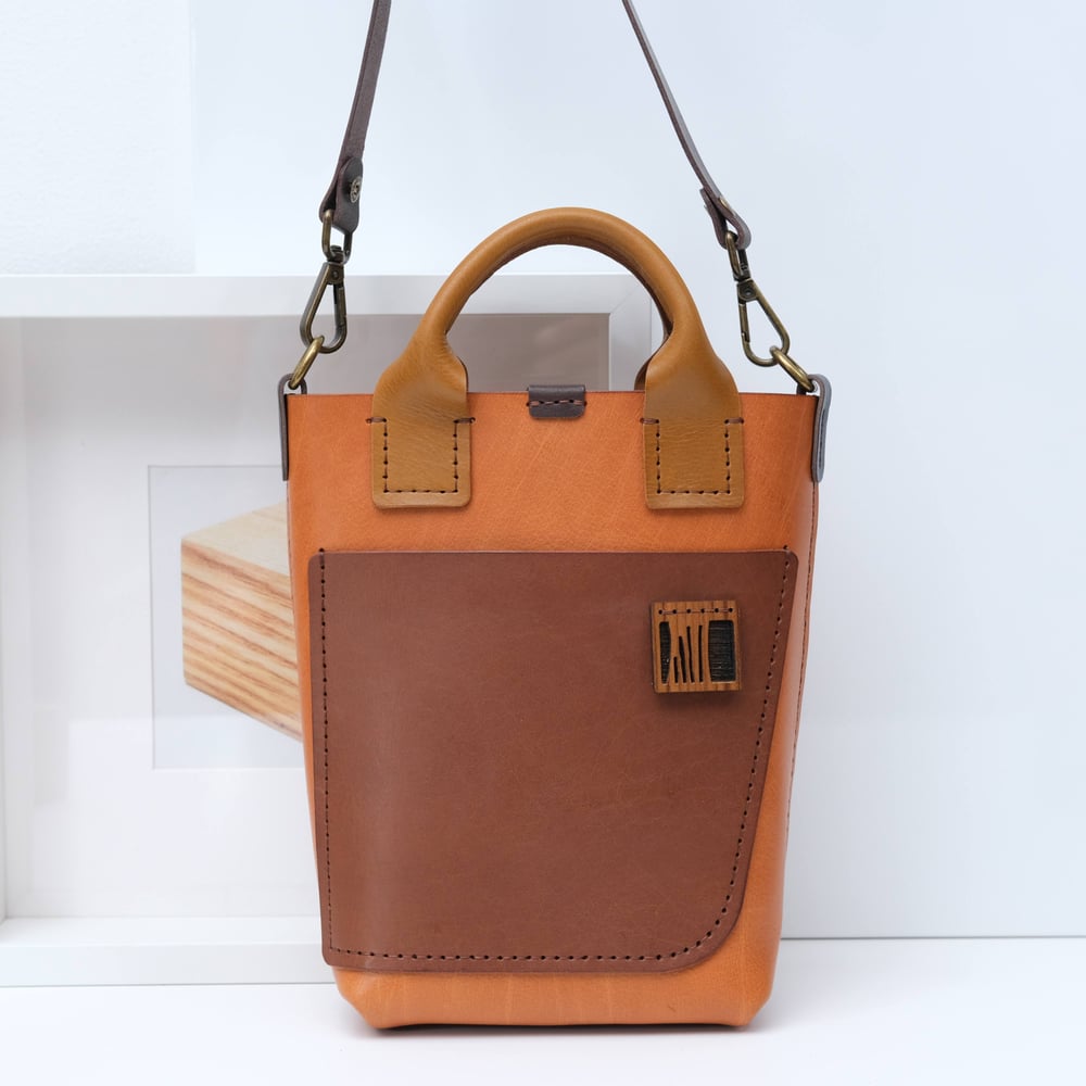Image of T-Party Tote small cognac pocket
