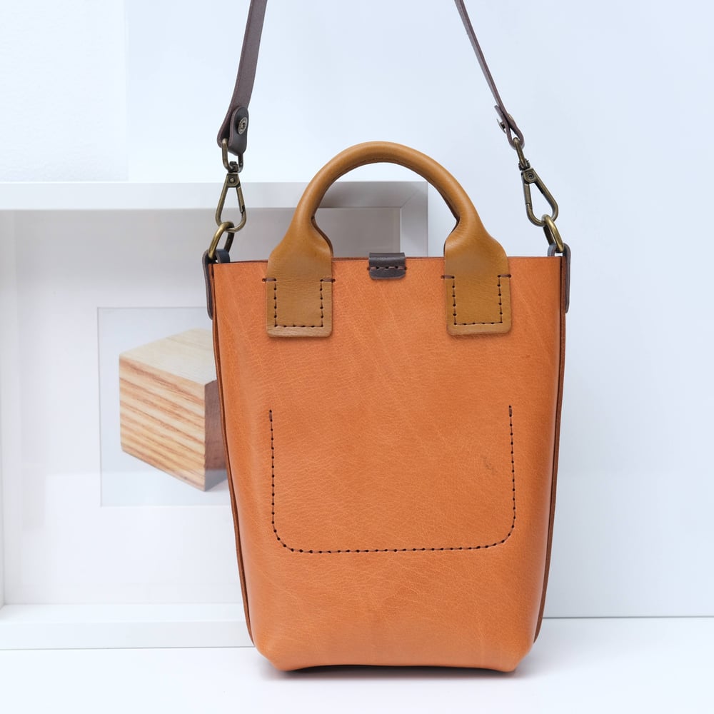 Image of T-Party Tote small cognac pocket