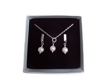 Image 2 of Classic White Pearl set