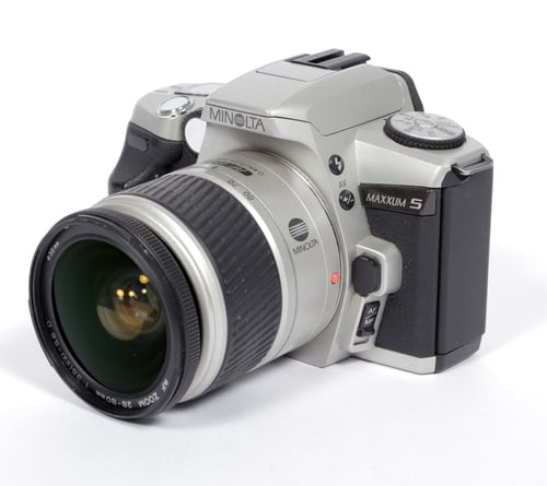 Image of Minolta Dynax 5 35mm SLR film camera with 28-80mm AF zoom lens #8578
