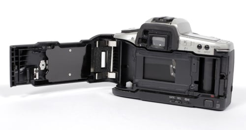 Image of Minolta Dynax 5 35mm SLR film camera with 28-80mm AF zoom lens #8578