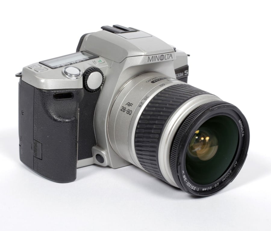 Image of Minolta Dynax 5 35mm SLR film camera with 28-80mm AF zoom lens #8578