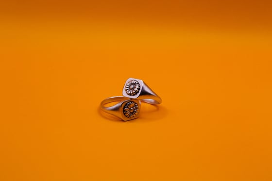 Image of Daisy Signet 