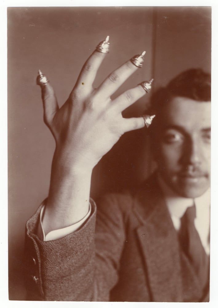 Image of Anonyme: hand with Pickelhaube, France ca. 1915