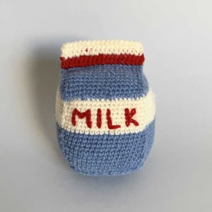 Image of Jouet pour chien brique de lait tricotée main