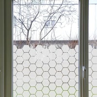Image 1 of Sichtschutz Folie Bienenwabe, Fensterfolie Sechseck, Blickschutz Glastür