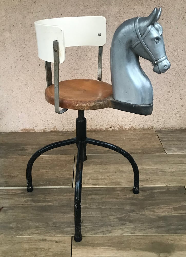 Image of Ancien siège de coiffeur pour enfant à tête de cheval