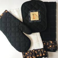 pear oven mitt and towel set