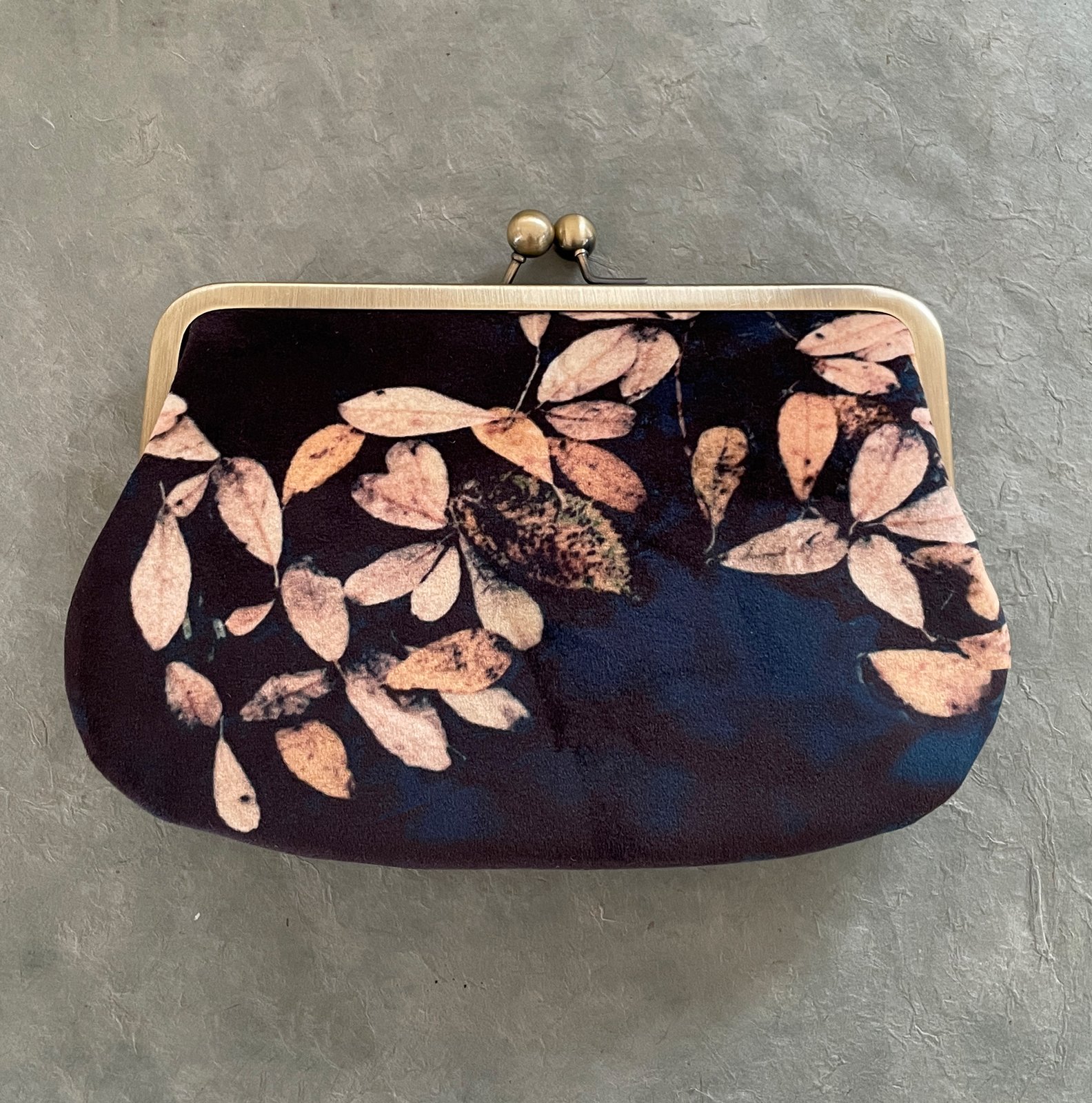 Loch leaf, velvet kisslock shoulder bag