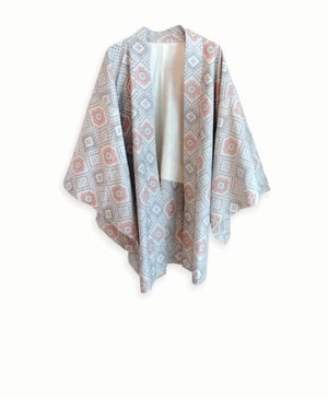 Image of Lys grå kort kimono af silk med røde mønstre