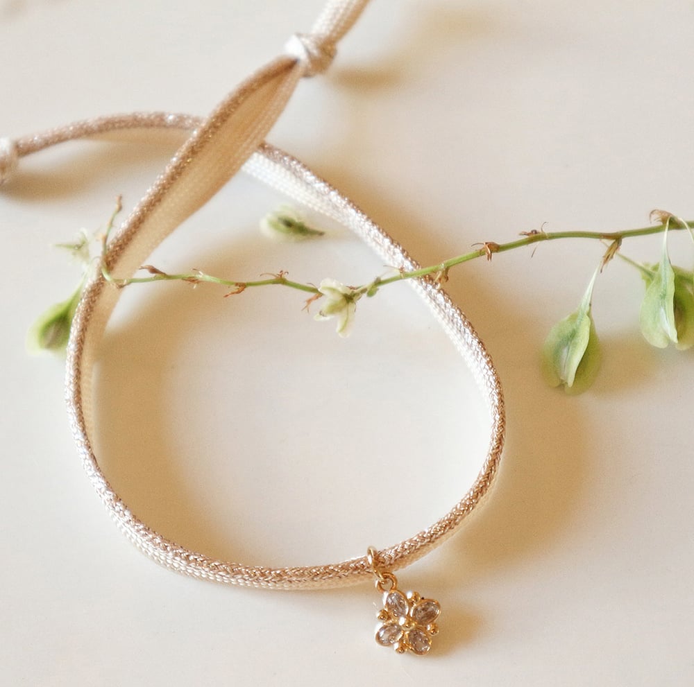 Image of Bracelet fleur en quartz transparent sur lien noisette