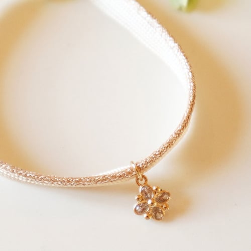Image of Bracelet fleur en quartz transparent sur lien noisette