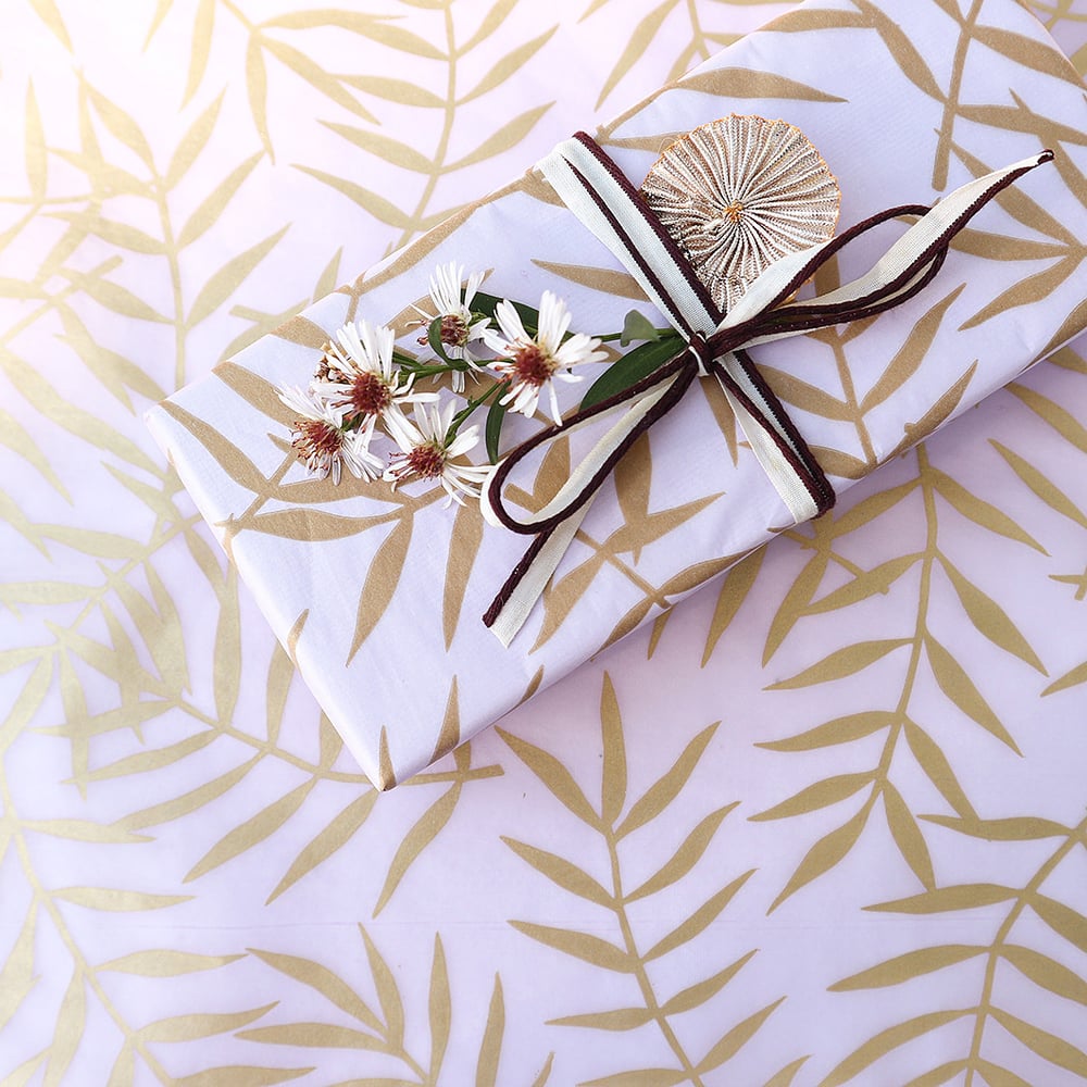 Image of Kit papier feuilles lilas / or et ruban bicolore