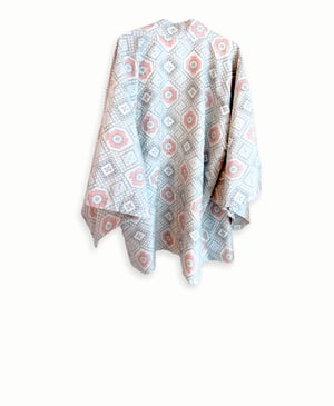 Image of Lys grå kort kimono af silk med røde mønstre
