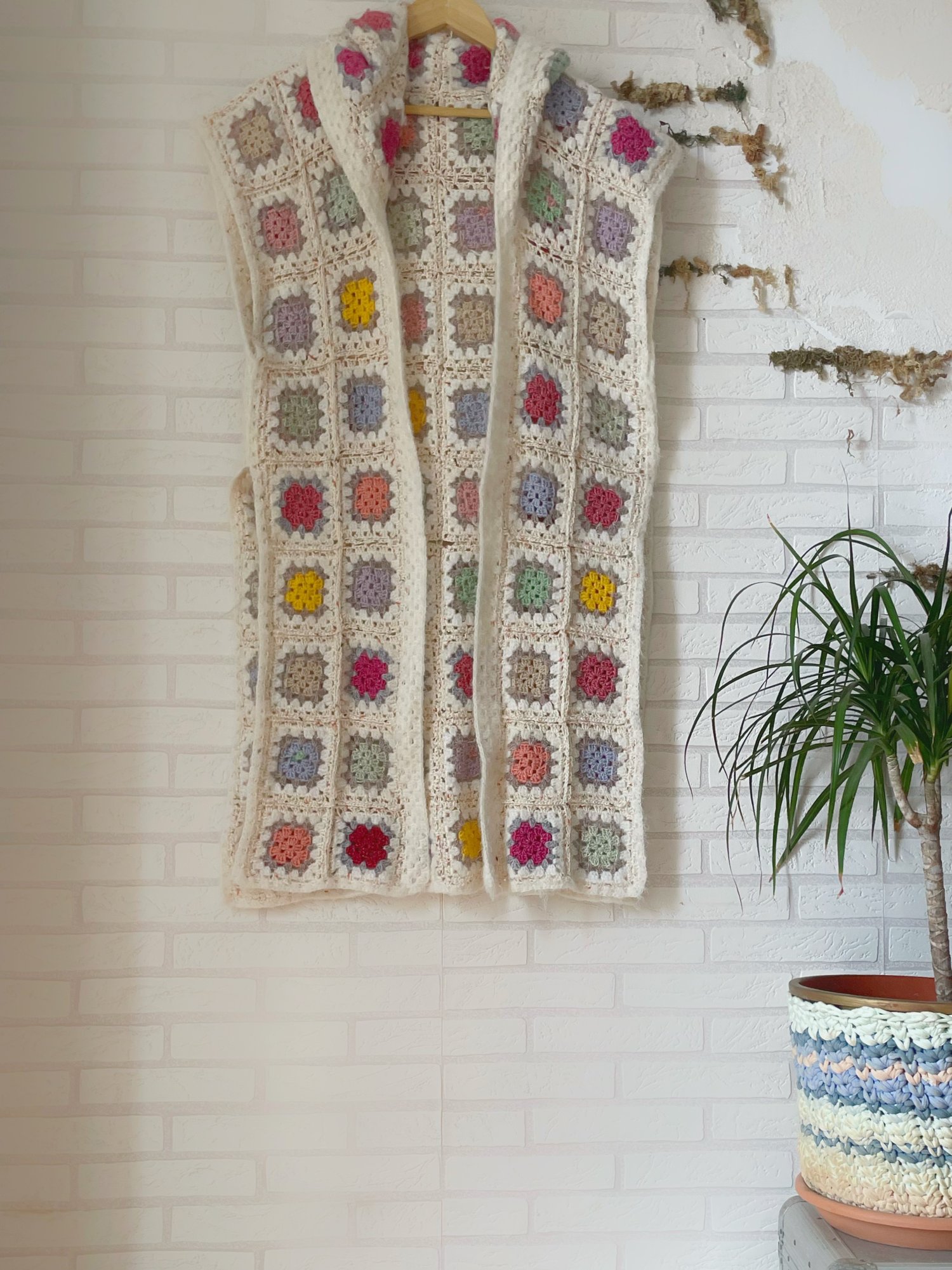 Image of Chaleco con Capucha Granny Square Largo de Lana 