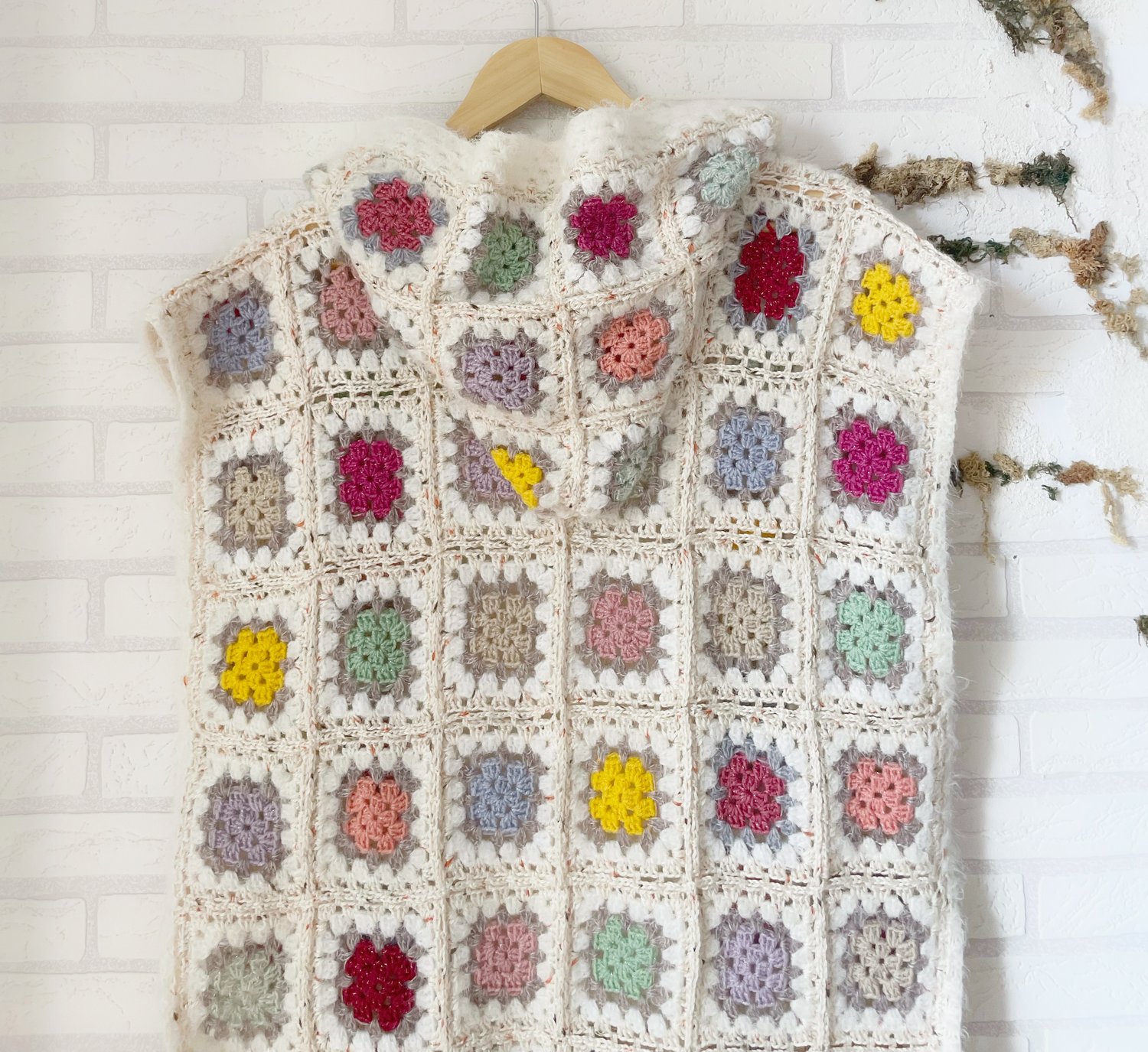 Image of Chaleco con Capucha Granny Square Largo de Lana 