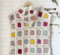 Image 2 of Chaleco con Capucha Granny Square Largo de Lana 