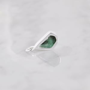 Image of Colombia Emerald pear shape faceted cut silver neckace no.5