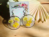 Image 3 of Yellow Lobelia on Capiz Shells
