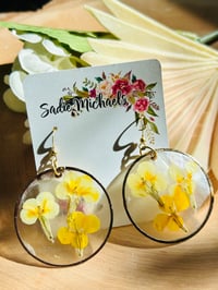 Image 4 of Yellow Lobelia on Capiz Shells