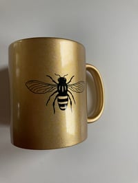 Image 1 of  MANCHESTER WORKER BEE MUG IN GOLD  