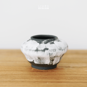 Image of Black with white texture flower pot