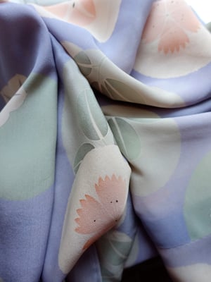 Image of Silke kimono i lavendel med trumpetblomster