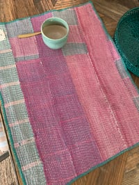 Image 3 of Set de table en Kantha - Série vert à carreaux &  vieux rose