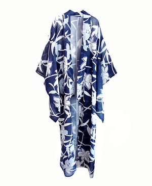 Image of Marineblå kimono af Silke ciffon med hvide liljer /'Too Fairy..'