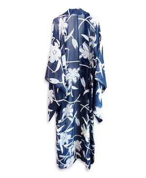 Image of Marineblå kimono af Silke ciffon med hvide liljer /'Too Fairy..'