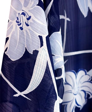 Image of Marineblå kimono af Silke ciffon med hvide liljer /'Too Fairy..'