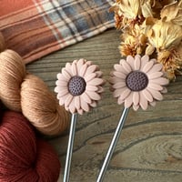 Image 1 of Protège-pointes pour aiguilles à tricoter : fleur marron